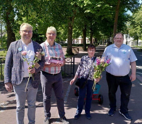CDU Kalkar verteilt Blumen und Prosecco zum Muttertag